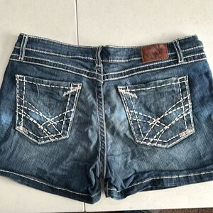BKE stretch women’s shorts size 32.